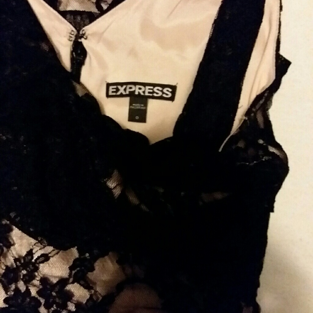 🐒Price Dropped! Lovely lace dress by Guess - Picture 4 of 6